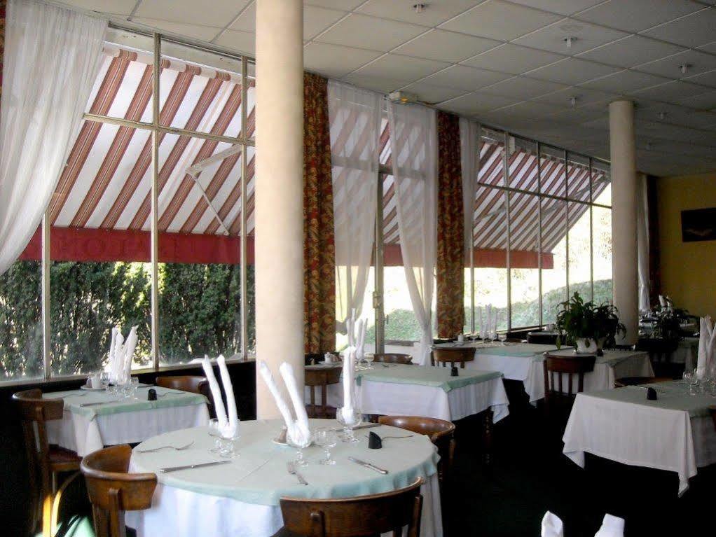 Logis Terrasse Hotel Lisieux Eksteriør bilde